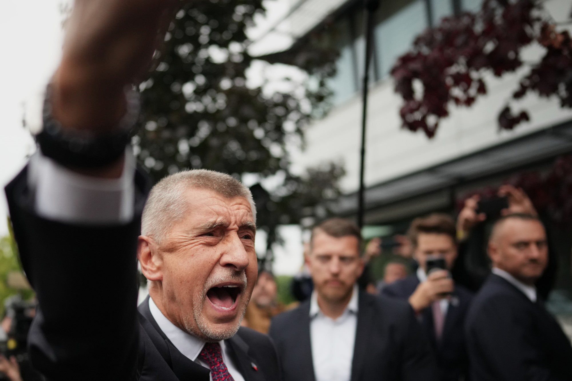 Český expremiér a predseda opozičného hnutia ANO Andrej Babiš ukazuje víťazné gesto počas príchodu do volebného štábu ANO po druhom dni volieb do Poslaneckej snemovne Parlamentu ČR v Prahe.