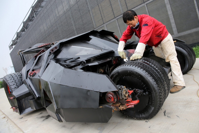 O odkryciu policji z Szanghaju donosi The New York Post. Chińczyk Li Weilei, to 26-letni biznesmen, który postanowił spełnić swoje marzenie. Z pomocą czterech przyjaciół przekuł 2 tony złomu na… batmobil. A dokładnie model tumbler, który był pojazdem Batmana m.in. w filmie "Mroczny rycerz powstaje". Skonstruowanie wehikułu rycerza z Gotham kosztowało Chińczyka ok. 75 tys. juanów czyli ok. 37 tys. zł. Co ciekawe to nie jest pierwsza taka konstrukcja azjatyckiego speca - na koncie ma też replikę samochodu F1 i transformersów. Gotowe auta są sprzedawane lub wynajmowane na pokazy.