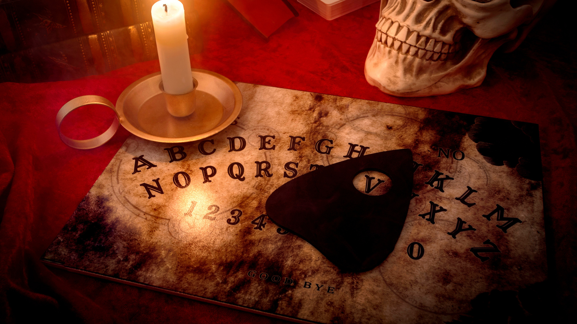 Dievčatá sa mali hrať s Ouija doskou.