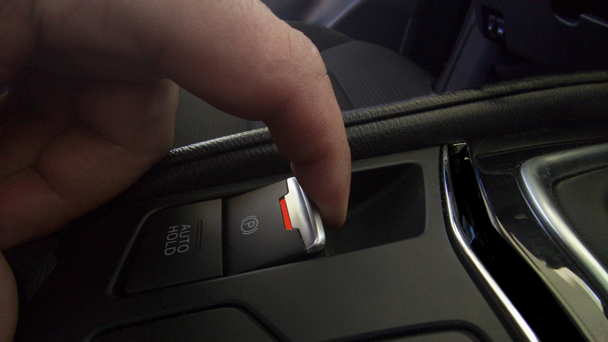 Elektrická parkovacia brzda: Čo sa stane, keď ju aktivujete počas jazdy? 