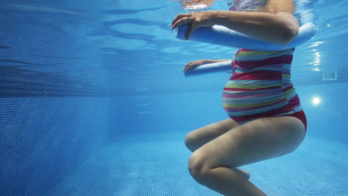 Strój kąpielowy w ciąży - jak wybrać, rodzaje, ochrona brzucha 