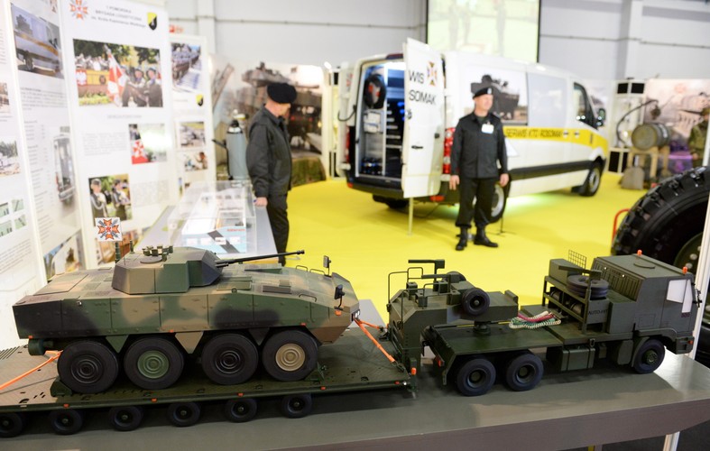 Kielce XXIV Międzynarodowy Salon Przemysłu Obronnego -  Makieta zestawu do przewozu transportera opancerzonego Rosomak.<br><br> (mr) PAP/Piotr Polak
