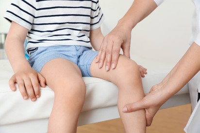 Fáj a gyerek lába: csontrák vagy növekedési fájdalom? Az ortopéd szakorvos válaszol!
