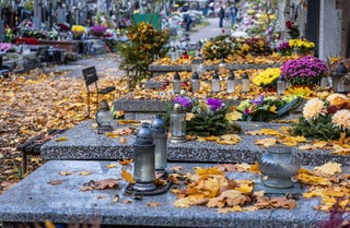 Prawo do miejsca na cmentarzu. Czy wiesz, że prawo do grobu wygasa a sam grób może zostać zlikwidowany? Tajemnice cmentarnych umów