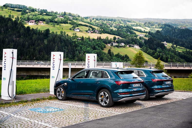 Audi e-tron na stacji IONITY