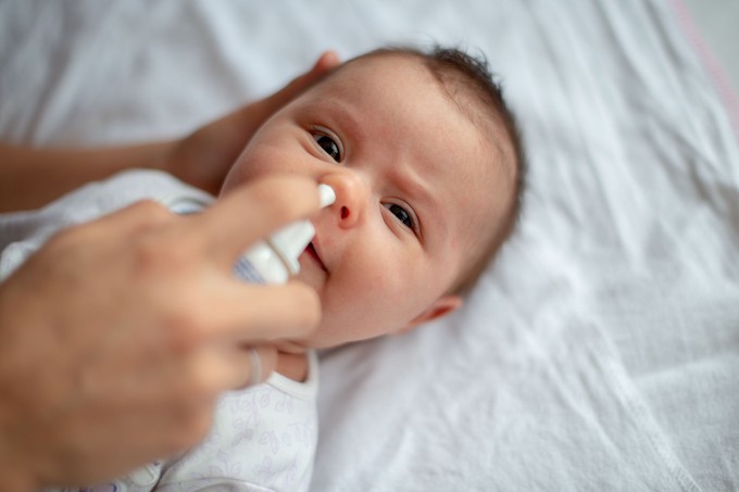 Tényleg ki kell szívni az orrot tengervizes spray után? Az orvos válaszol