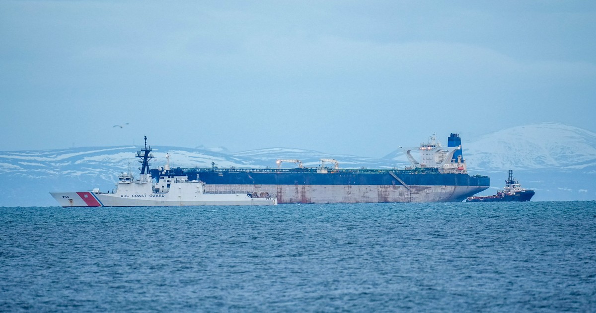 マルセイユで拿捕された「影の艦隊」タンカー。フランスは対策を強化中