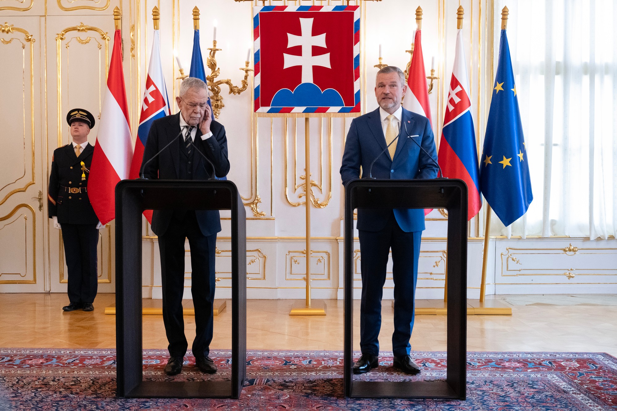 Na snímke prezident SR Peter Pellegrini a rakúsky prezident Alexander Van der Bellen.