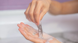 Szampony na wypadanie włosów - skuteczność, składniki ziołowe. Jakie wybierać szampony na wypadanie włosów?