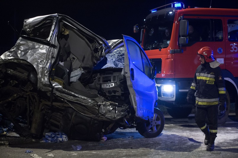 Tragiczny karambol w Łódzkiem. 3 osoby poniosły śmierć, 25 jest hospitalizowanych.