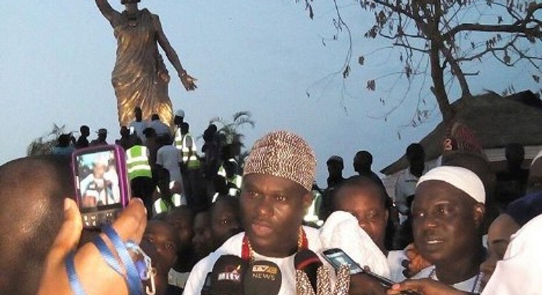 Ooni of Ife talking to press