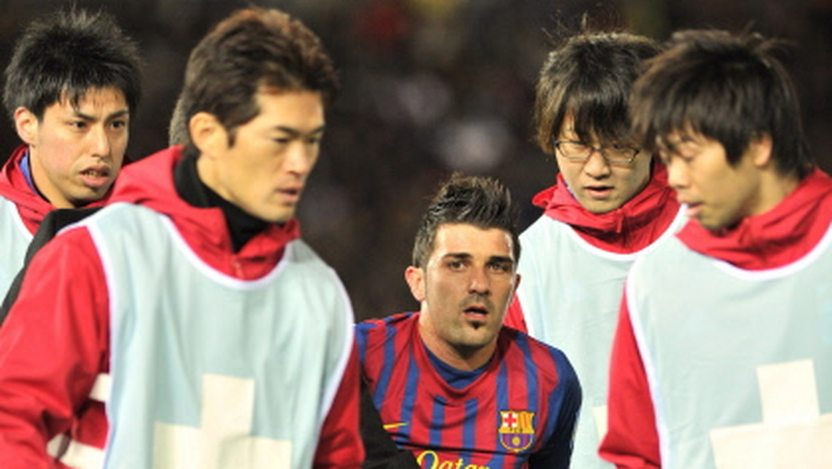David Villa nie będzie miło wspominał wyprawy do Azji na Klubowe Mistrzostwa Świata w piłce nożnej. Zawodnik FC Barcelony w czwartkowym meczu z Al-Sadd SC złamał nogę.