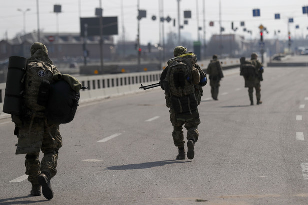 Patrol żołnierzy ukraińskich na przedmieściach Kijowa