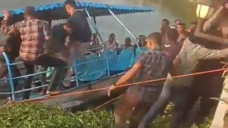 Tragédia: 10 gyermek vesztette életét egy elsüllyedő kirándulóhajón – videó