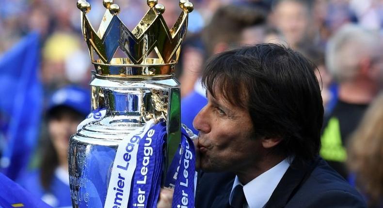 Chelsea manager Antonio Conte kisses the English Premier League trophy at Stamford Bridge on May 21, 2017