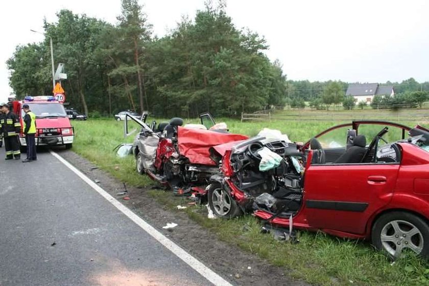 Znów śmierć na drodze. Z aut została miazga