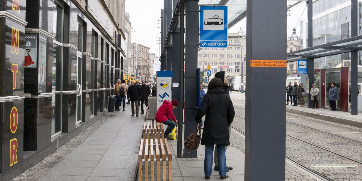 Katowice. Za ciasne wiaty przystankowe w centrum Katowic 