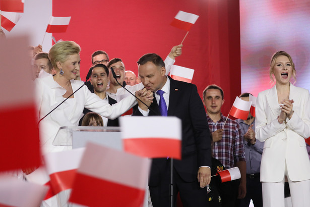 Pułtusk, 12.07.2020. Wybory prezydenckie 2020 - II tura. Ubiegający się o reelekcję prezydent Andrzej Duda (C) wraz z małżonką Agatą Kornhauser-Dudą (L) i córką Kingą (P) podczas wieczoru wyborczego w Pułtusku, 12 bm. W Polsce zakończyła się II tura wyborów prezydenckich. (sko) PAP/Leszek Szymański