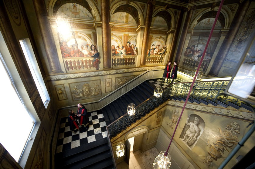 Klatka schodowa pałacu Kensington jest pełna fresków.