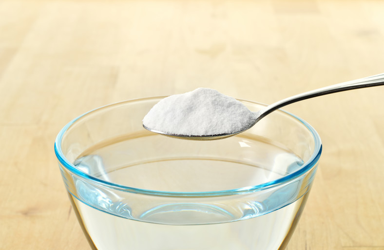 Soda oczyszczona doskonale sprawdza się w trakcie porządków domowych. Wymieszaj wodę z sodą oczyszczoną i umyj lodówkę. Efekt będzie widoczny od razu