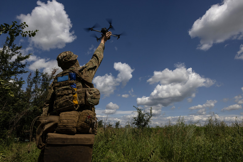 Ukraiński żołnierz z dronem w pobliżu Bachmutu