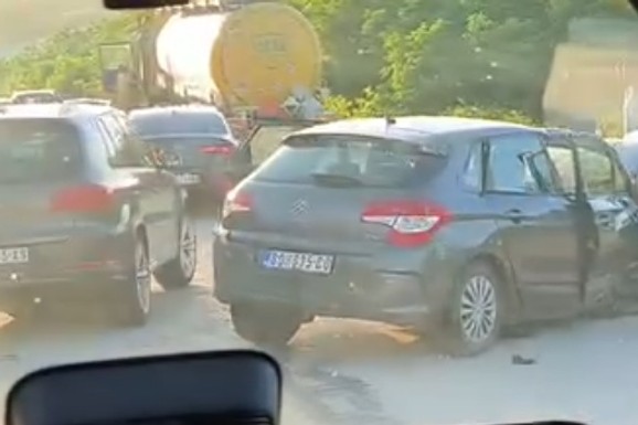 (VIDEO) AUTOMOBIL POTPUNO ZGUŽVAN, VOZILA NASLAGANA JEDNO NA DRUGO! Teška nesreća između Bora i Zaječara: Ima povređenih
