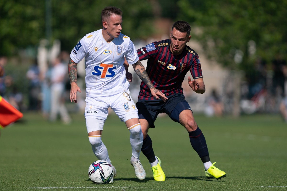Piłkarz Lecha Poznań Jan Sykora (L) i Jakub Bartkowski (P) z Pogoni Szczecin podczas meczu sparingowego w Opalenicy