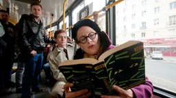 to czytano w prl. polacy polowali na te bestsellery w księgarniach i bibliotekach