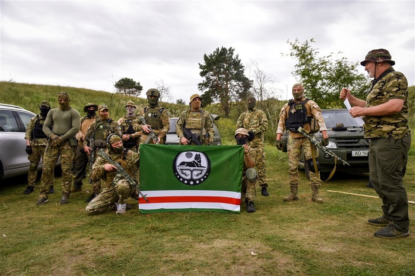 Dobrovoljci bataljona Džohar Dudajev tokom vežbe u okolini Kijeva 28. avgusta 2022.