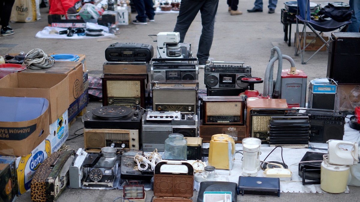 Ljudi u Srbiji na buvljacima kupuju stari radio uređaj