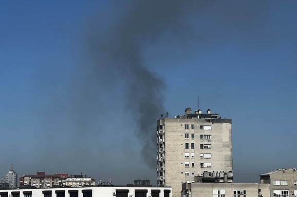 POŽAR U SOLITERU KOD HALE "PIONIR" Kulja crni dim, 15 vatrogasaca u Carigradskoj ulici gasi vatru