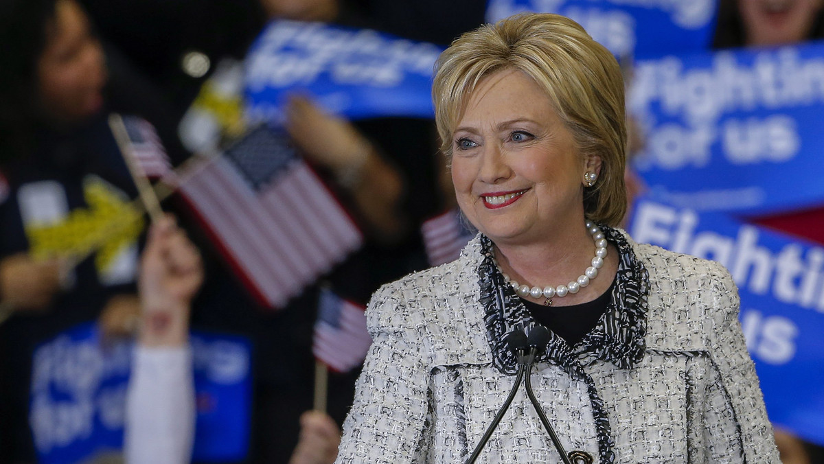 Dzięki masowemu poparciu Afroamerykanów była sekretarz stanu Hillary Clinton odniosła imponujące zwycięstwo we wczorajszych prezydenckich prawyborach Demokratów w Karolinie Południowej, pokonując swego rywala senatora z Vermont Berniego Sandersa.