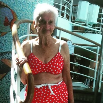 Ta babcia zaskoczyła wszystkich! 90-letnia babcia w bikini! Wygrała  internety