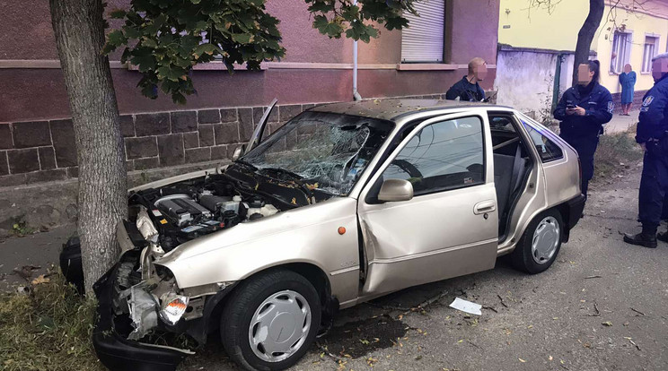 Durván összetört az autó a baleset következtében /Fotó: Blikk