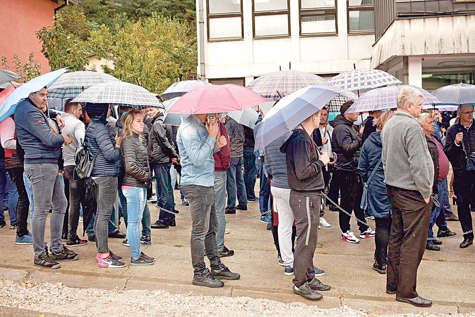 Direktor je izveo radnike pred ivanjički sud kada je počelo suđenje u vezi sa ovim slučajem