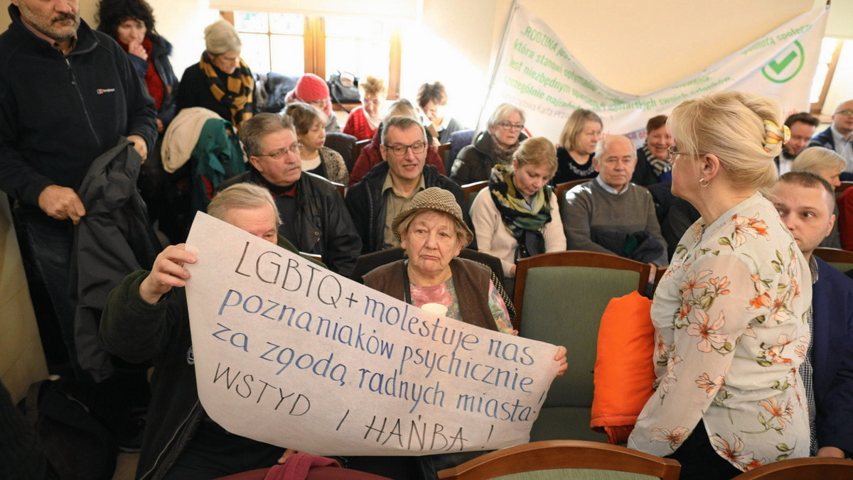 Po tym jak poznańscy radni przyjęli Kartę Równości Kobiet i Mężczyzn w Życiu Lokalnym, zgromadzeni na sali przeciwnicy tej inicjatywy zaczęli wykrzykiwać: "Hańba", "Nie zapomnimy wam tego, rozliczymy was", "Tu będzie gorzej niż w Gdańsku". Przewodniczący rady uznał, że pojawiły się groźby karalne i złożył dzisiaj zawiadomienie do prokuratury o możliwości popełnienia przestępstwa.