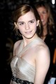 Azóta már lassan védjegyének számító lazán feltűzött hajjal a Vanity Fair partiján 2008 tavaszán.