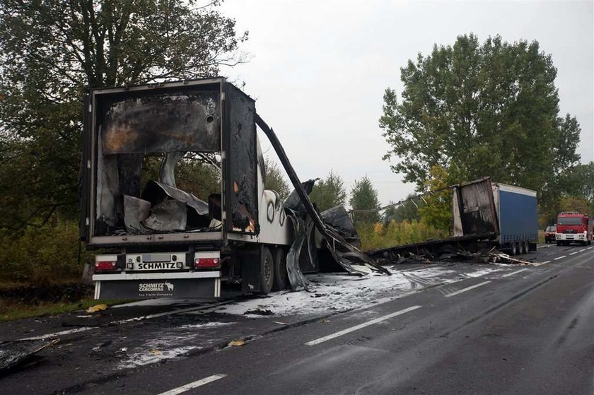 Karambol na drodze. Auta stanęły w płomieniach!