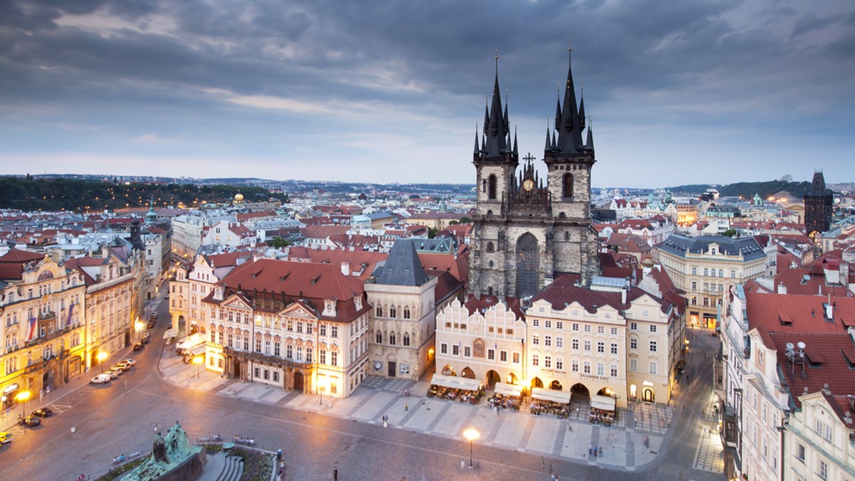 Na Placu Pokoju (Namiesti Miru) w śródmieściu Pragi uruchomiono "poezjomat", odczytujący przechodniom wiersze współczesnych czeskich poetów, w tym laureata literackiej nagrody Nobla Jaroslava Seiferta.