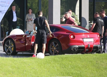 Lewandowski Za Kierownica Nowego Cacka Wartego Fortune Nowy Samochod To Ferrari F12 Berlinetta Zdjecia Z Warszawy Dziennik Pl