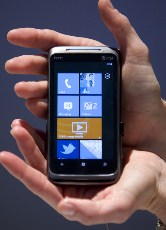 Windows Phone 7. Model HTC Surround smartphone podczas prezentacji systemu operacyjnego Windows Phone 7 w Nowym Jorku. Fot. Jin Lee/Bloomberg