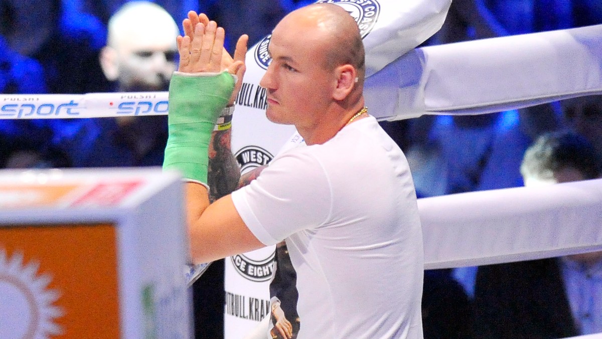 Artur Szpilka (20-2, 15 KO) nie zamierza za wszelką cenę spieszyć się z powrotem między liny. Najlepszy polski pięściarz wagi ciężkiej w lutym poddał się operacji kontuzjowanej lewej dłoni i aktualnie czeka na wyniki konsultacji u doktora Roberta Śmigielskiego.