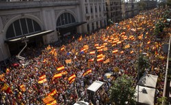 Hiszpania: Setki tysięcy osób protestowały w Barcelonie przeciw secesji Katalonii