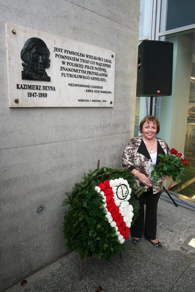 Mariola Deyna odsłania pamiątkową tablicę na stadionie Legii (2010 r.)
