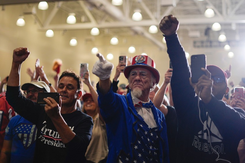 Trampove pristalice na skupu u Iriju u Pensilvaniji 29. septembra