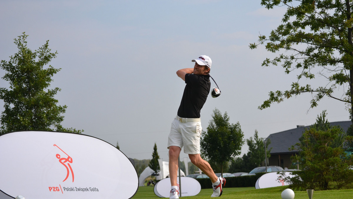 Najlepiej w pierwszej rundzie Citi Handlowy XVIII Międzynarodowych Mistrzostwach Polski Mężczyzn, które odbywają się w Konopiskach, zaprezentował się Mateusz Gradecki (Toya Golf &amp; Country Club Wrocław) i Niemiec Campion Valentino.
