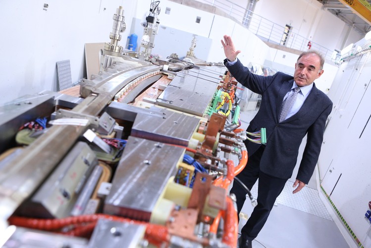 Różnica pomiędzy tradycyjnym synchrotronem a nowym urządzeniem budowanym w krakowskim Centrum Promieniowania Synchrotronowego polega na sposobie umieszczenia magnesów służących do zakrzywiania wiązki elektronów. 
<br>Na zdj. Kierownik projektu Solaris prof. dr hab. Marek Stankiewicz stoi przy magnesie zakrzywiającym wiązkę elektronów, podczas Dni Otwartych Narodowego Centrum Promieniowania Synchrotronowego SOLARIS <br><br>(zuz) PAP/Stanisław Rozpędzik