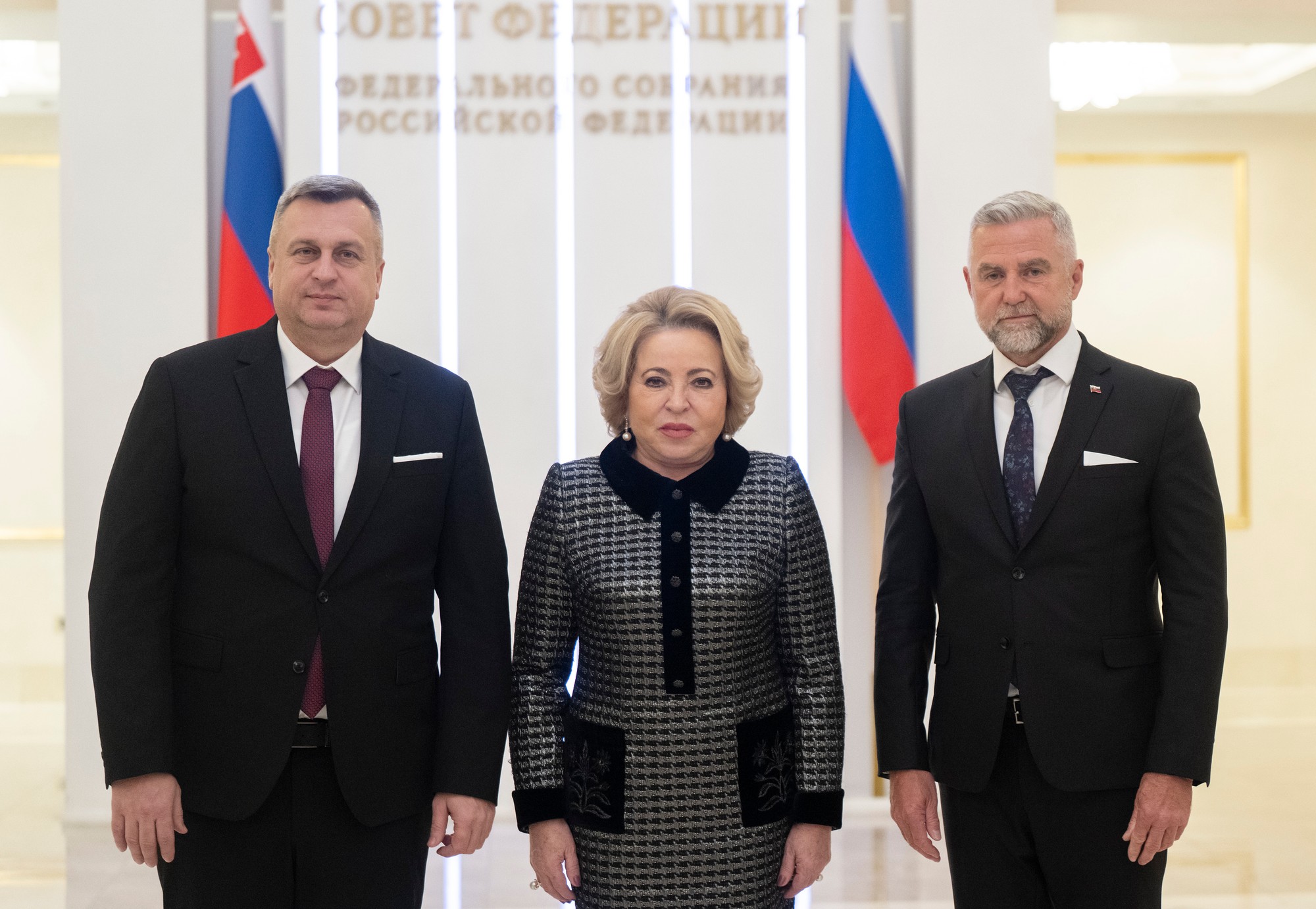 Uprostred predsedníčka ruskej Rady federácie Valentina Ivanovna Matvijenková, vľavo podpredseda NR SR Andrej Danko (SNS) a vpravo podpredseda NR SR Tibor Gašpar. 