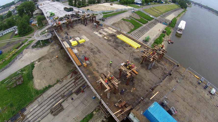 Nowe elementy, które będą nasuwane z właśnie obniżonej starej części mostu, mają dotrzeć na plac budowy na początku czerwca. <br><br>fot. (cat) PAP/Darek Radzimierski