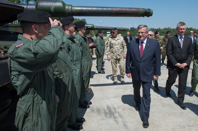 Prezydent Bronisław Komorowski i minister obrony narodowej Tomasz Siemoniak uczestniczą w uroczystościach powitania XIV zmiany PKW Afganistan w 10. Brygadzie Kawalerii Pancernej w Świętoszowie